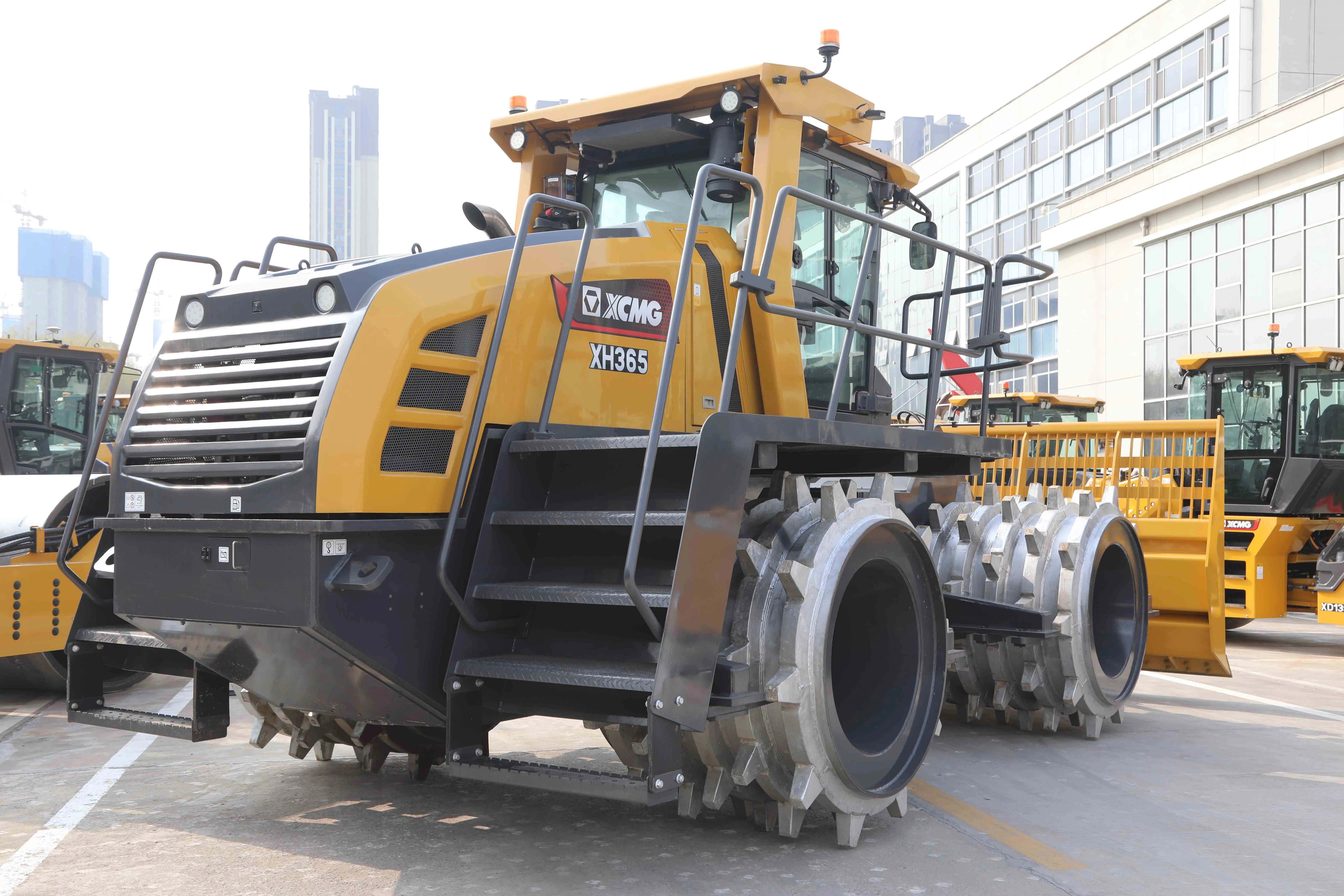XCMG Official Solid Roller Road Machine Xh365 Landfill Compactor with Diesel Engine Price